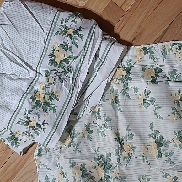 BED RUFFLE & SHAMS - Picture 3 of 4